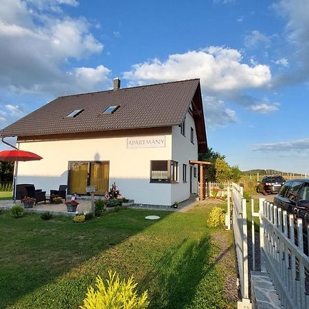 Apartmany Kohoutek A Slepicka V Novohradskych Horach Nove Hrady  Ngoại thất bức ảnh